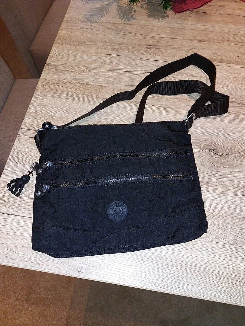 Kipling Alvar Medium schoudertas Black Noir waterafstotend