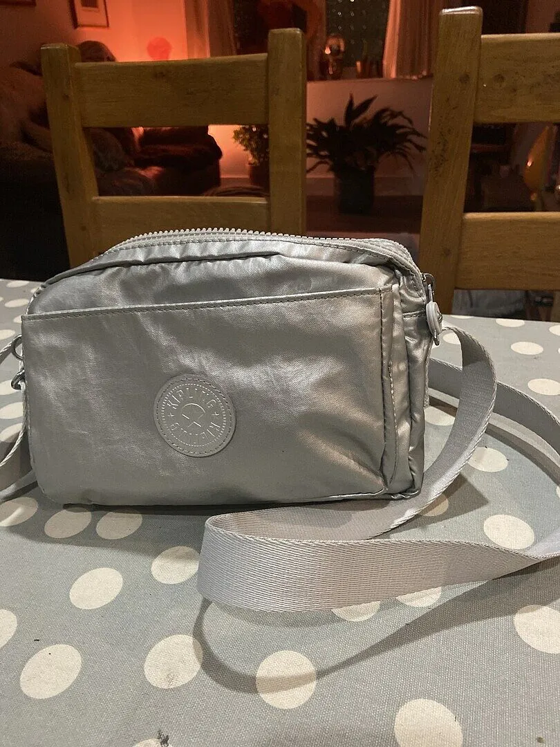 Kipling Abanu M crossbody Grape Wine Metallic glans