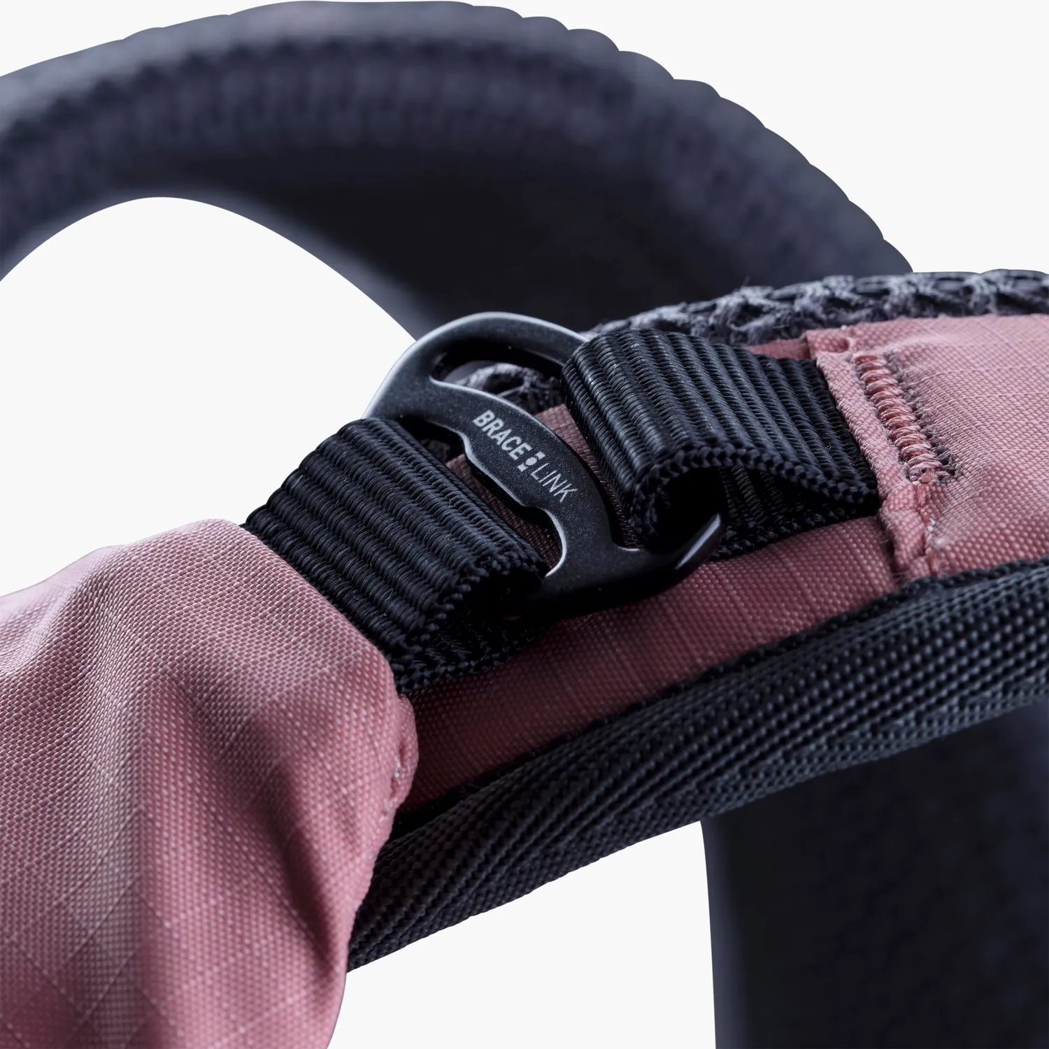 Evoc Stage 6 rugzak dusty pink 6L met helmdrager