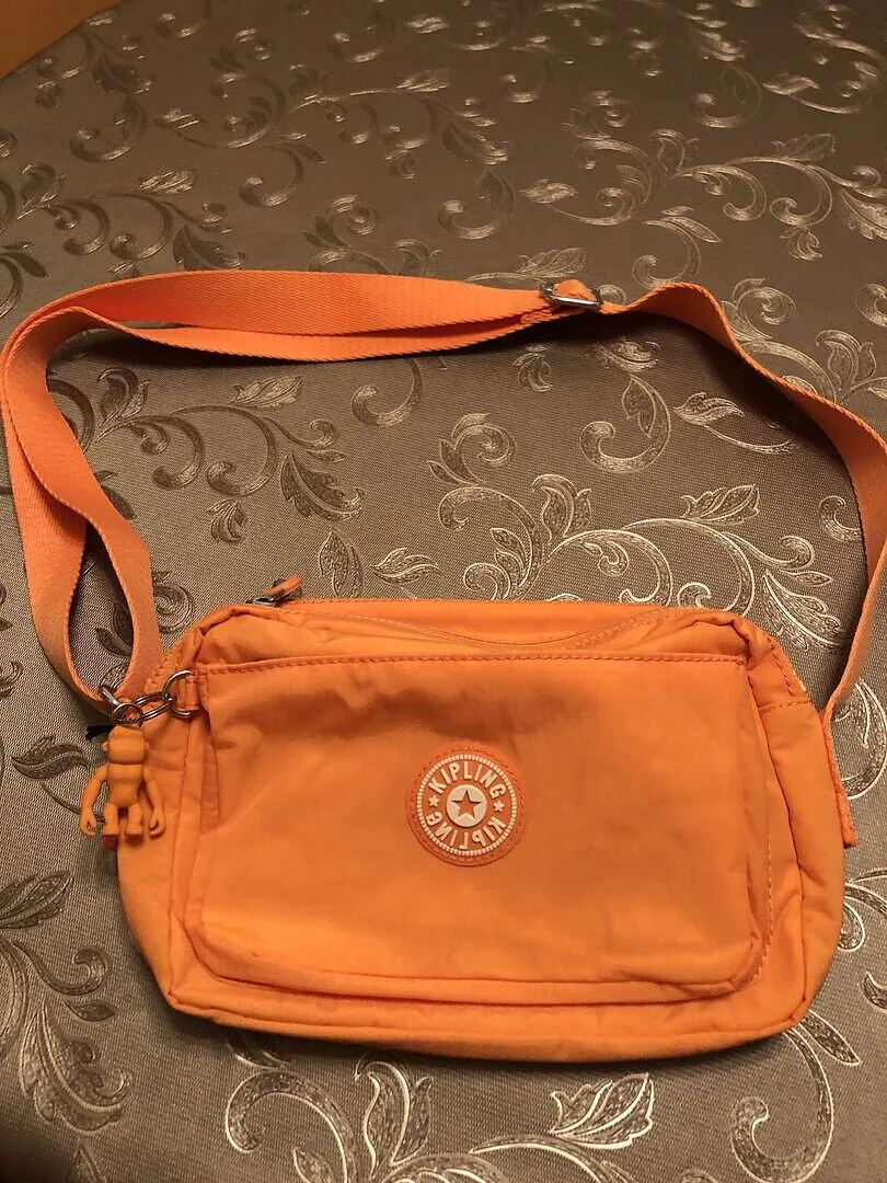 Kipling Abanu M crossbody Grape Wine Metallic glans