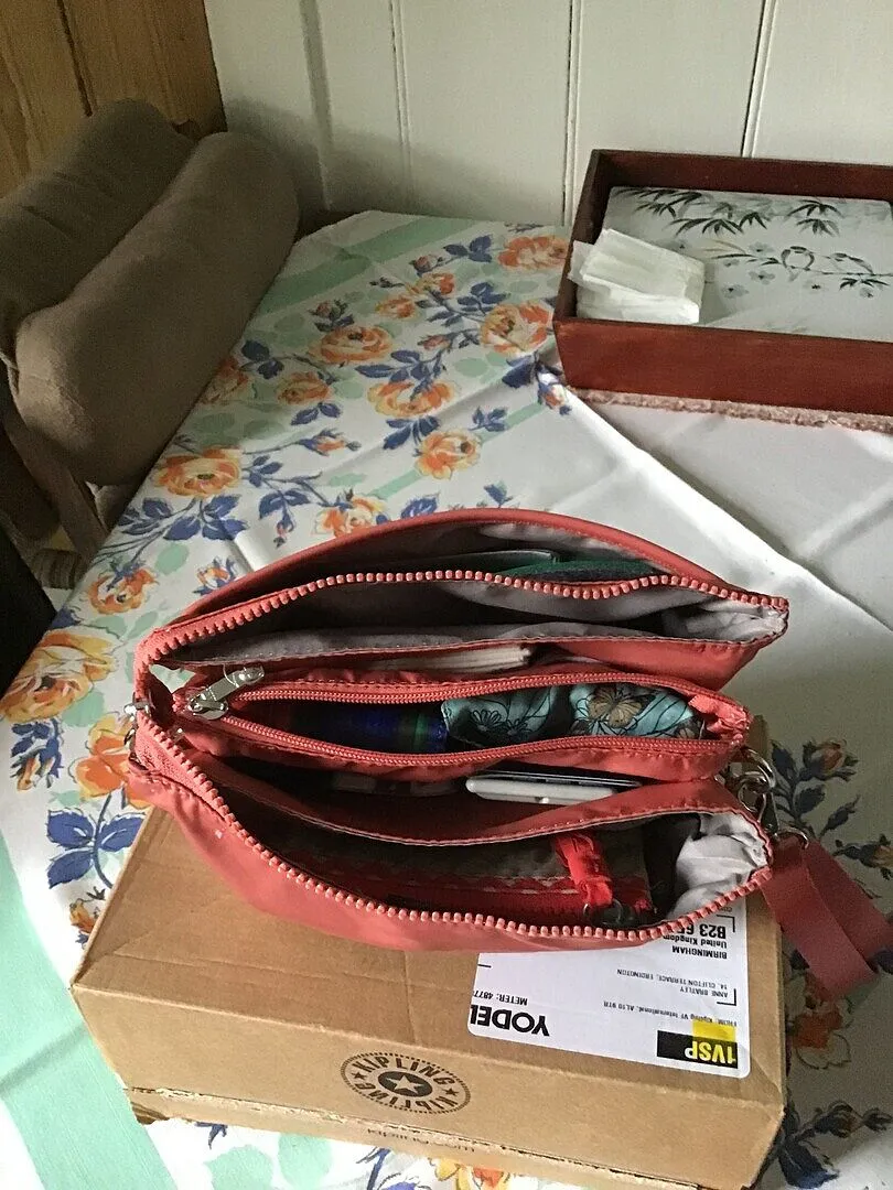 Kipling Riri crossbodytas klein Lounge Wine waterafstotend