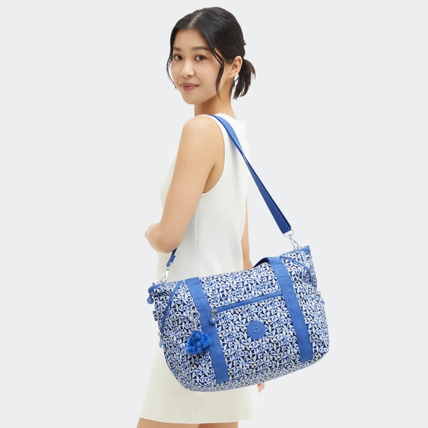 Kipling Art schoudertas Medium Crazy Leaves licht