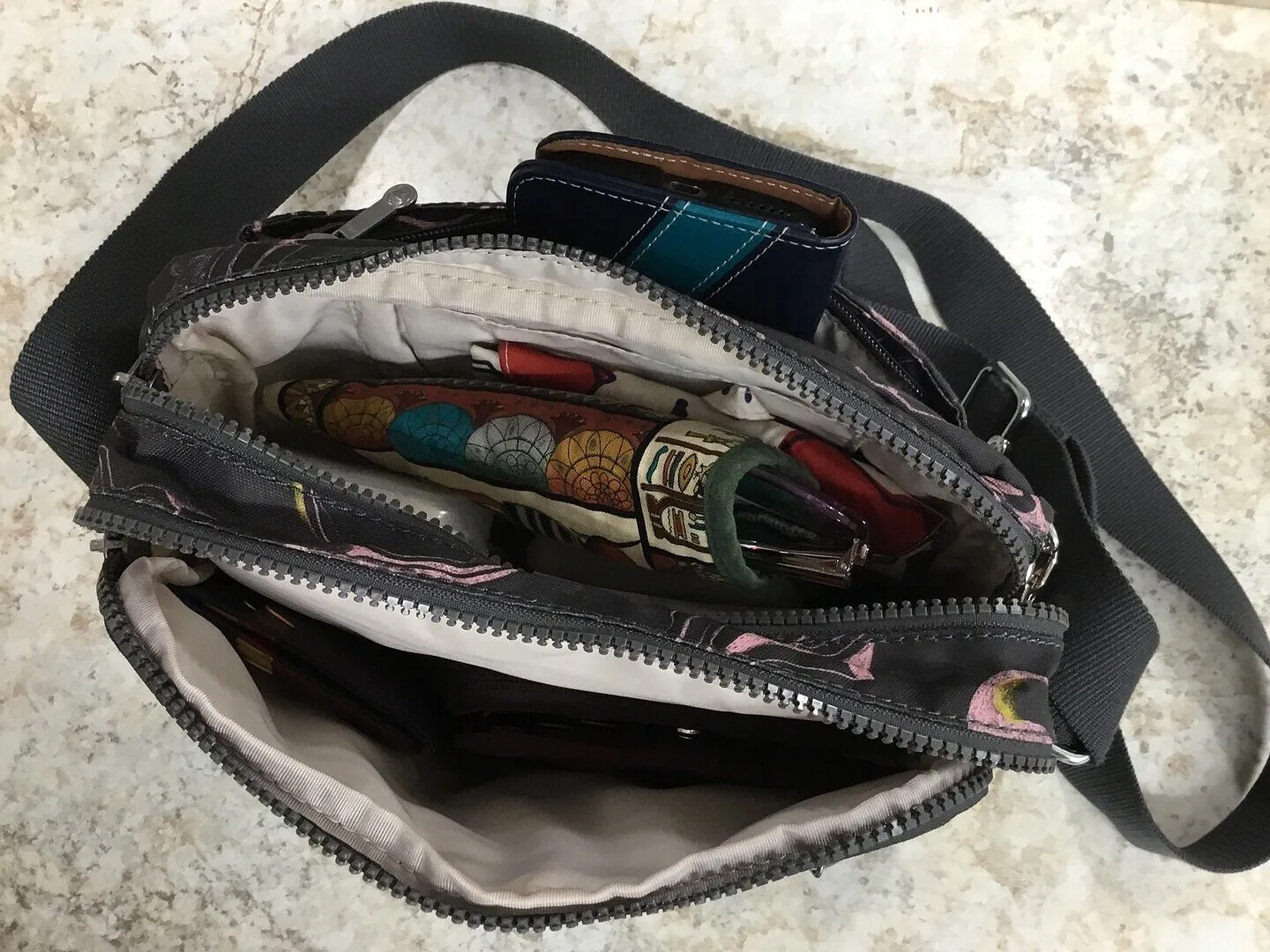 Kipling Abanu M crossbody Grape Wine Metallic glans