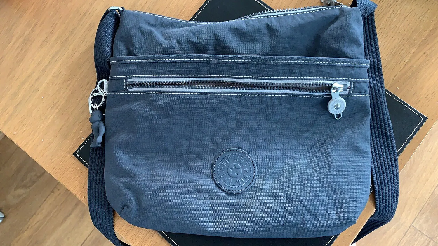 Kipling Arto schoudertas Medium Crazy Leaves licht
