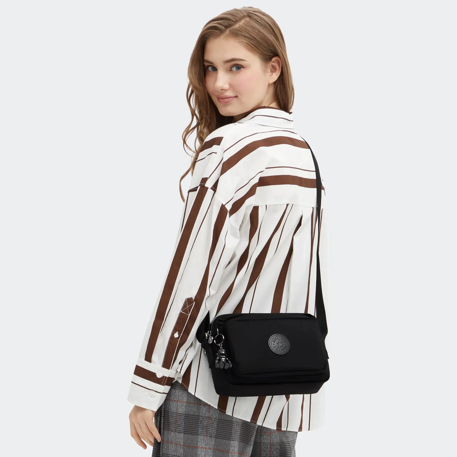 Kipling Abanu M crossbody tas Infinite Black medium met ritsvakken