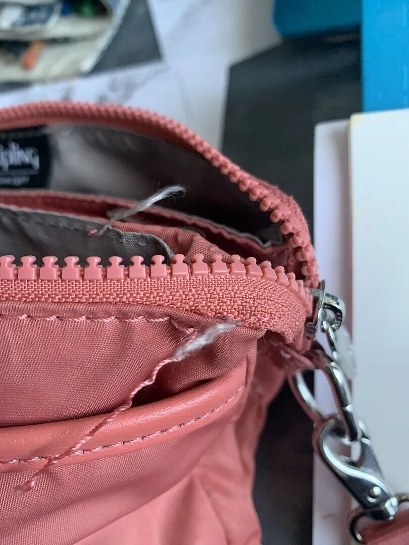Kipling Riri crossbodytas klein Lounge Wine waterafstotend