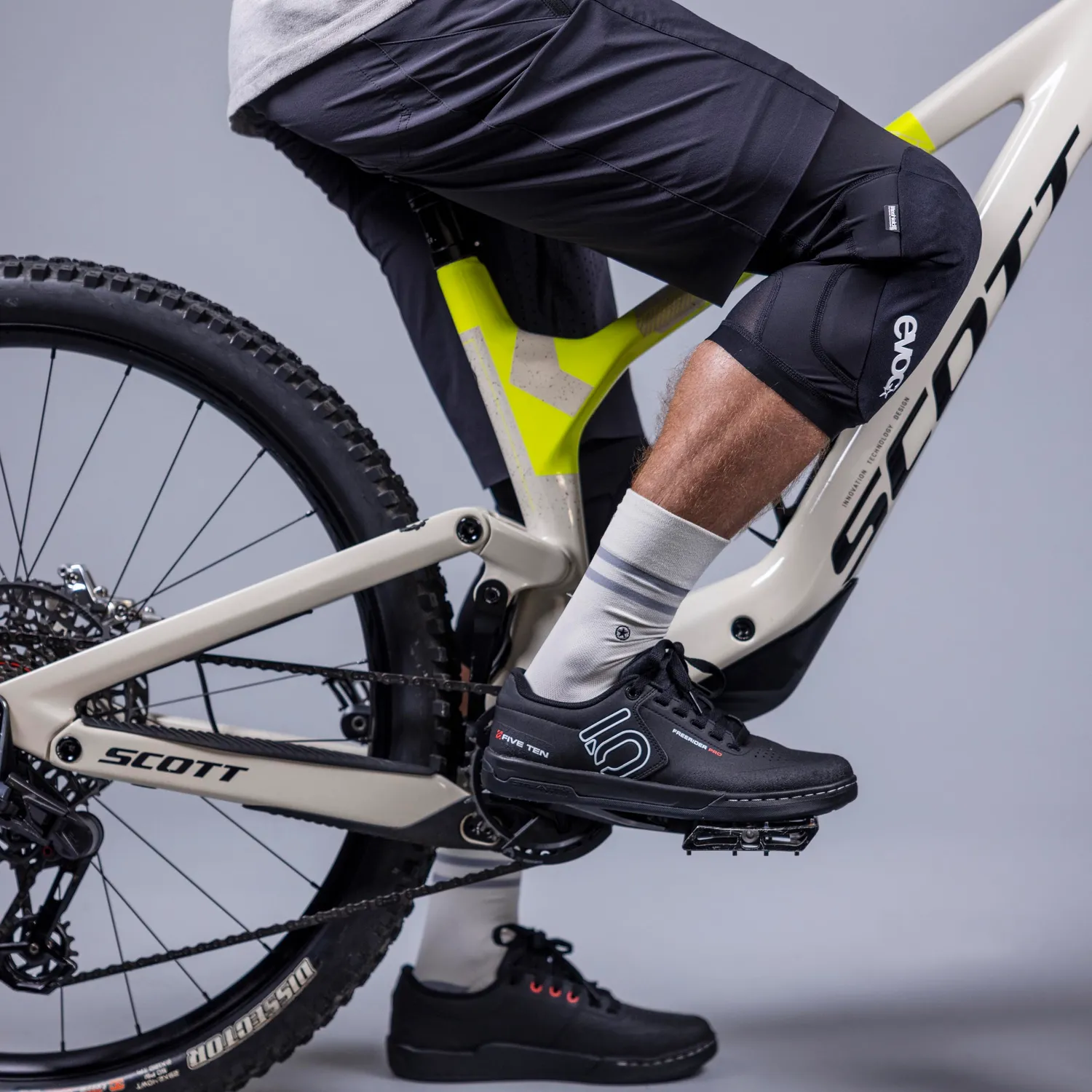 Evoc Knee Protector LS Flex Lite kniebeschermer zwart