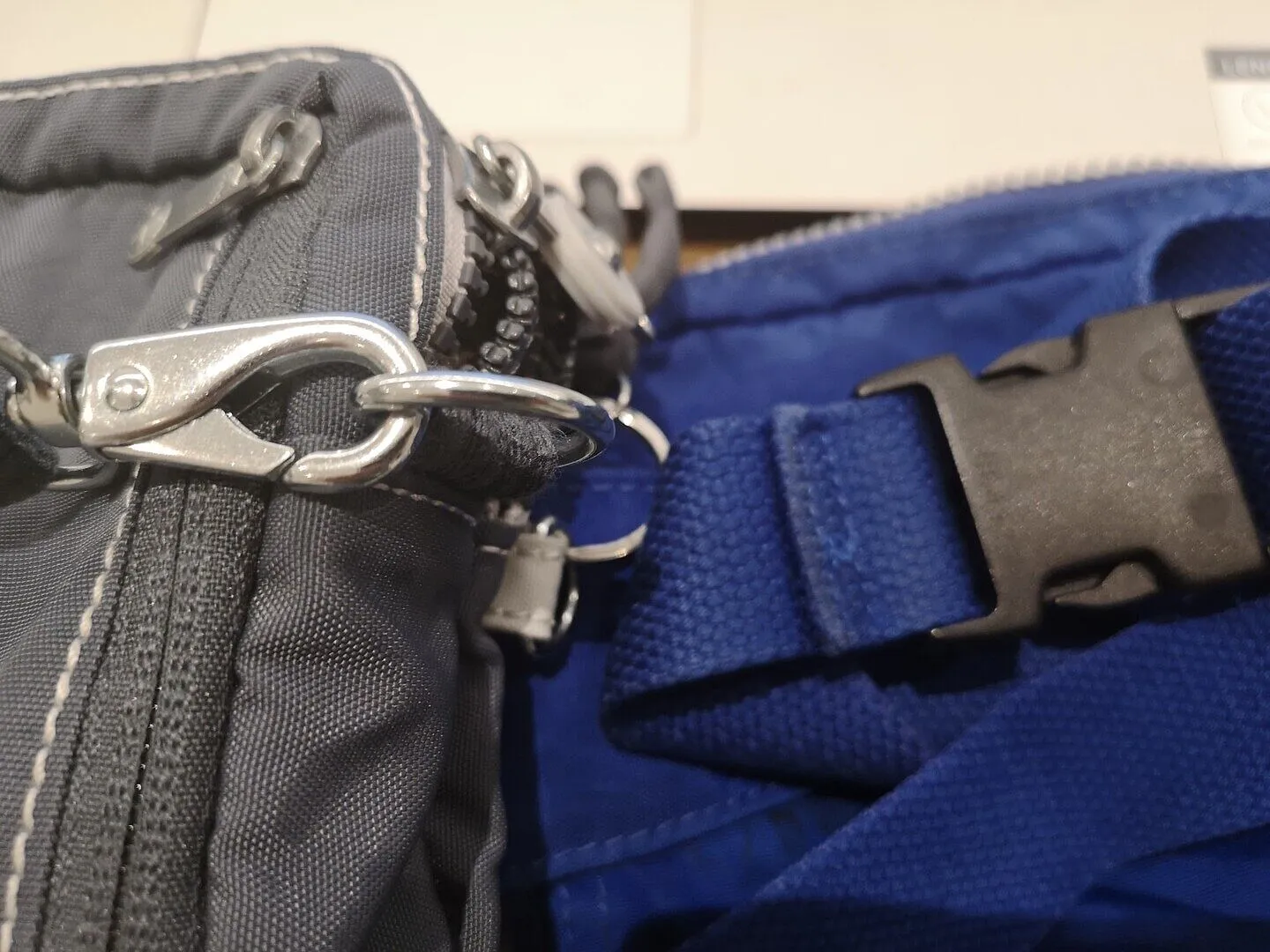 Kipling Abanu Multi schoudertasje Klein Smooth Khaki vakindeling