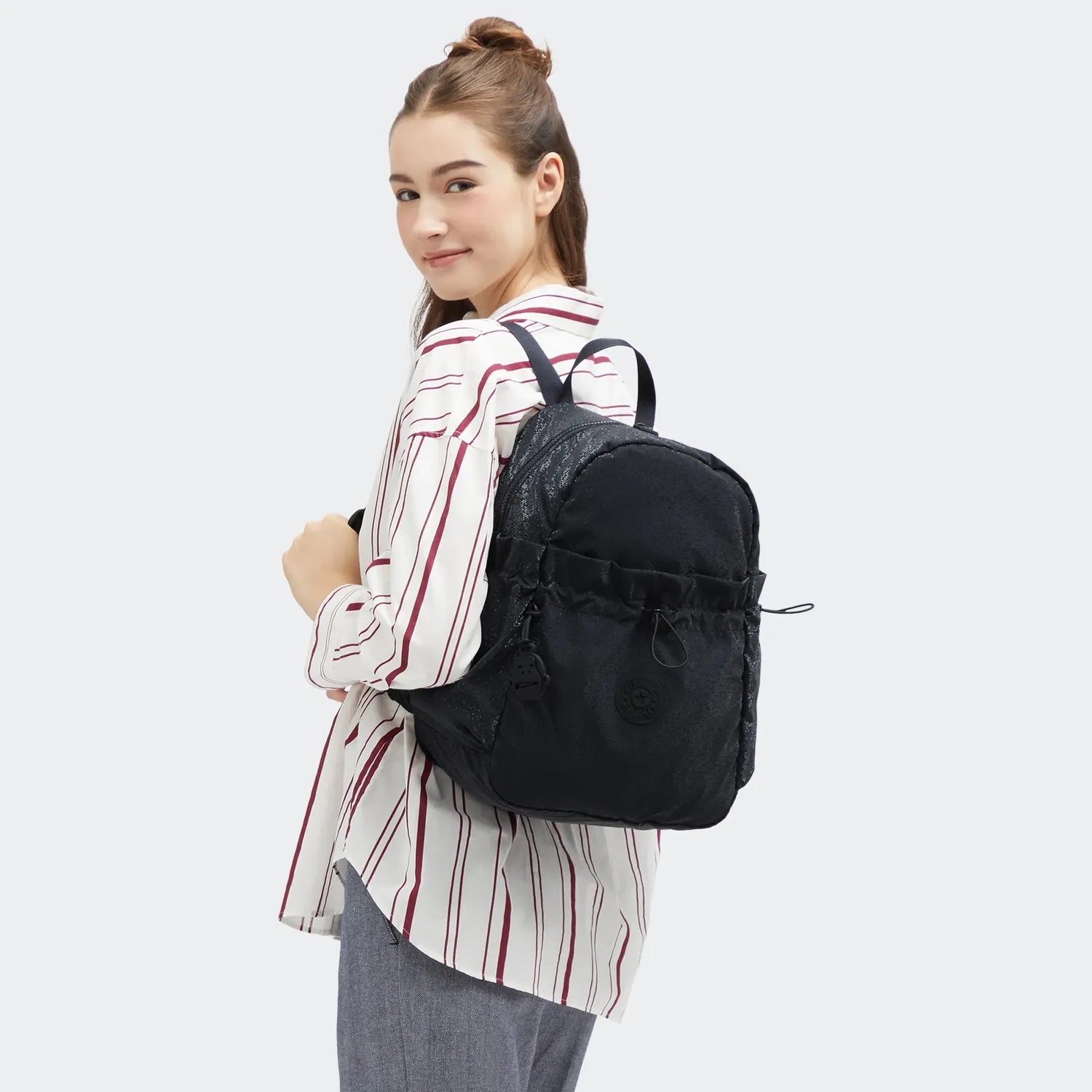 Kipling Amita rugzak Shiny Pixel medium met trekkoordvak
