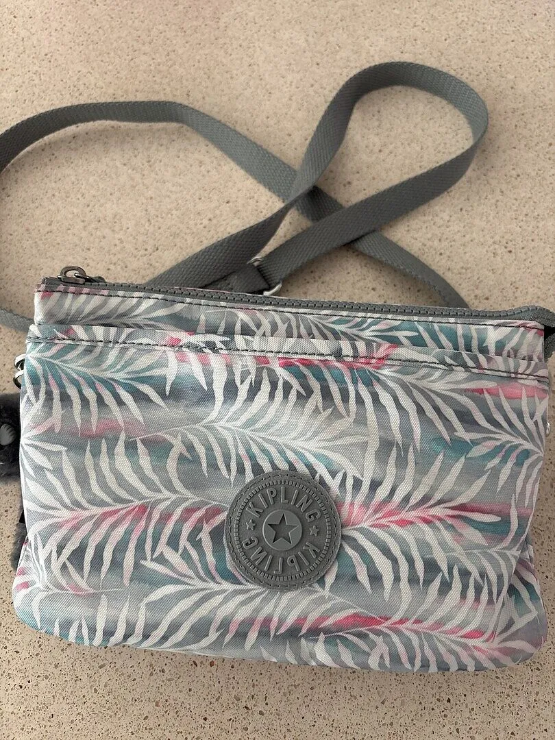 Kipling Riri crossbodytas klein Lounge Wine waterafstotend
