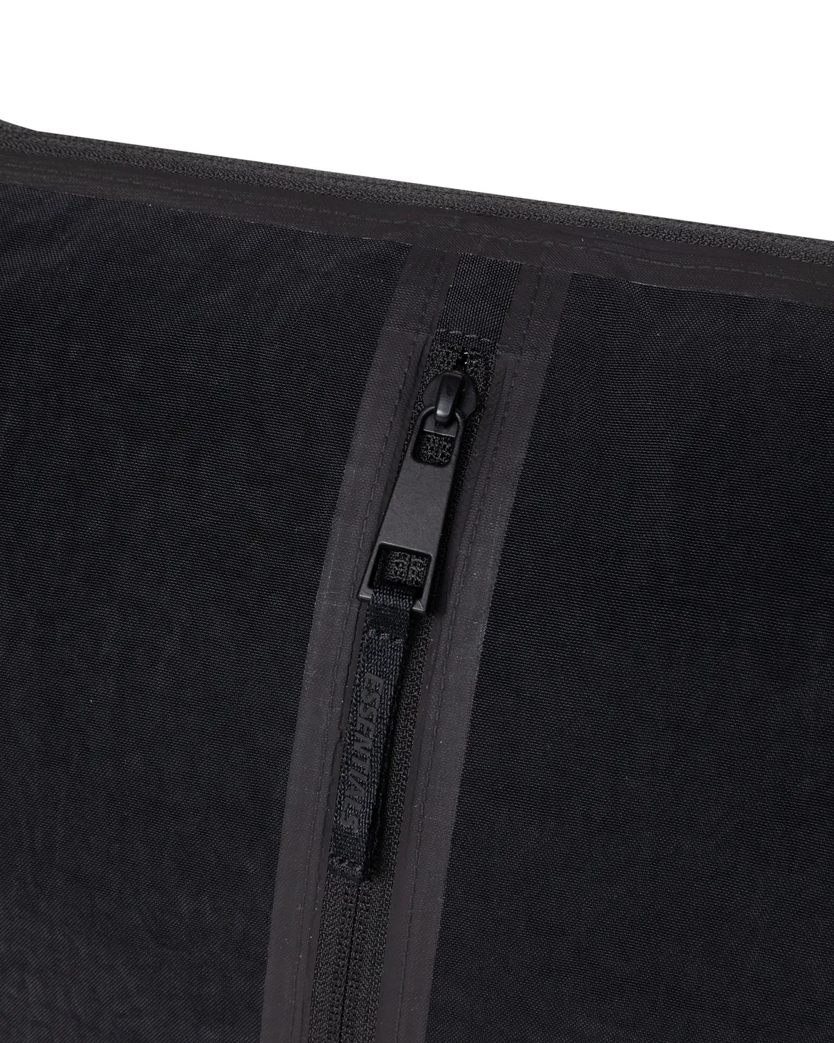 Eastpak Essentials Shell Bag schoudertas Off-Black licht