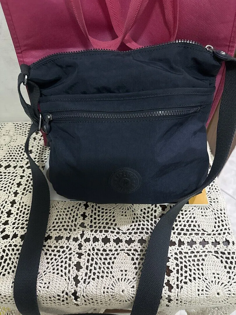 Kipling Arto schoudertas Medium Crazy Leaves licht