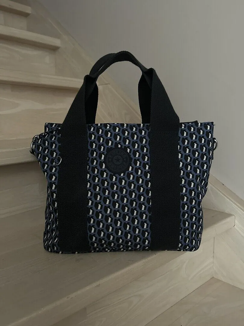 Kipling Minta M schoudertas Black Noir verstelbaar