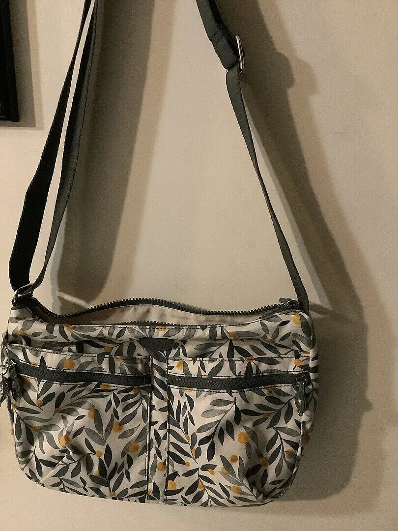Kipling Izellah schoudertas Black Noir Medium waterafstotend