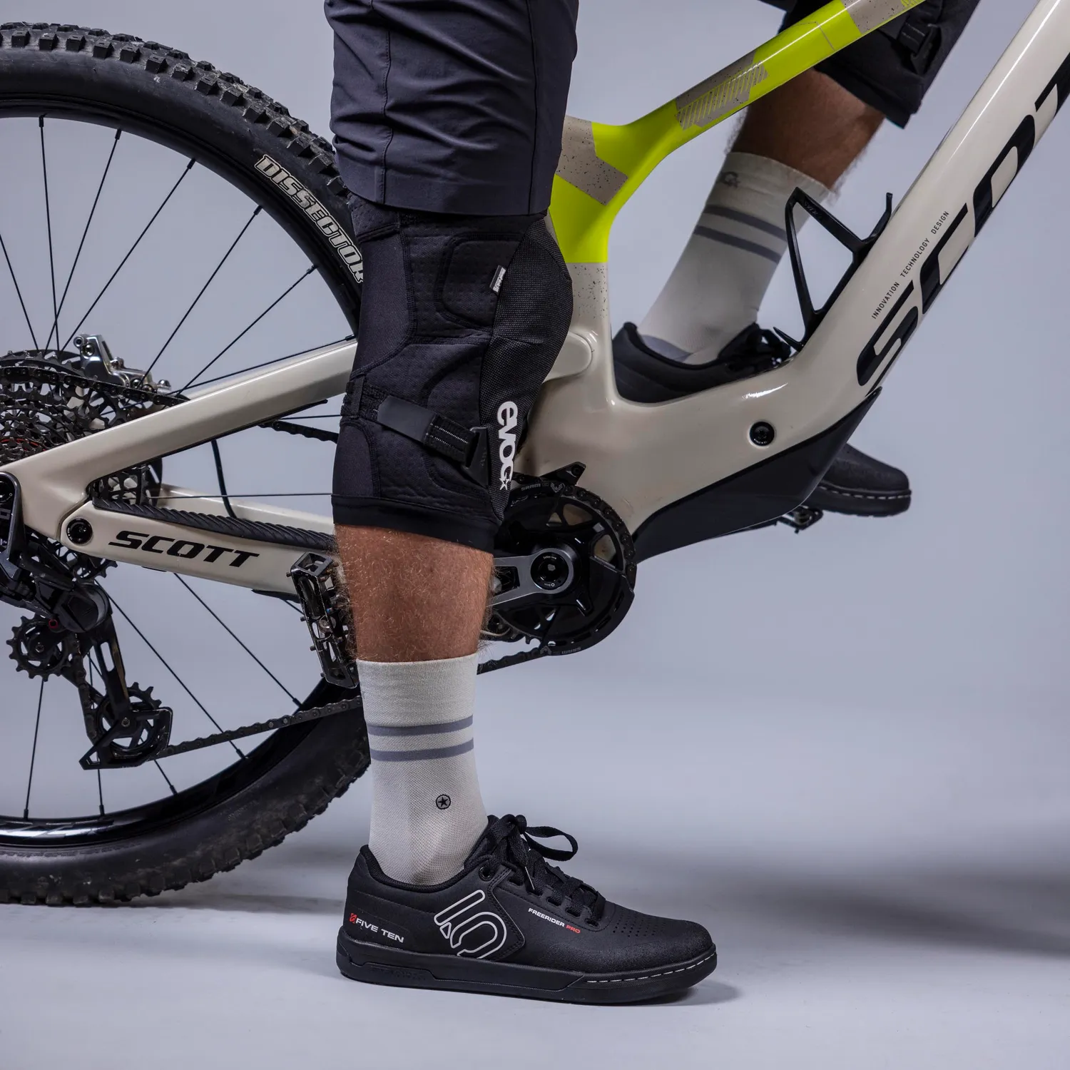 Evoc Knee Protector LS Flex Enduro kniebeschermer zwart
