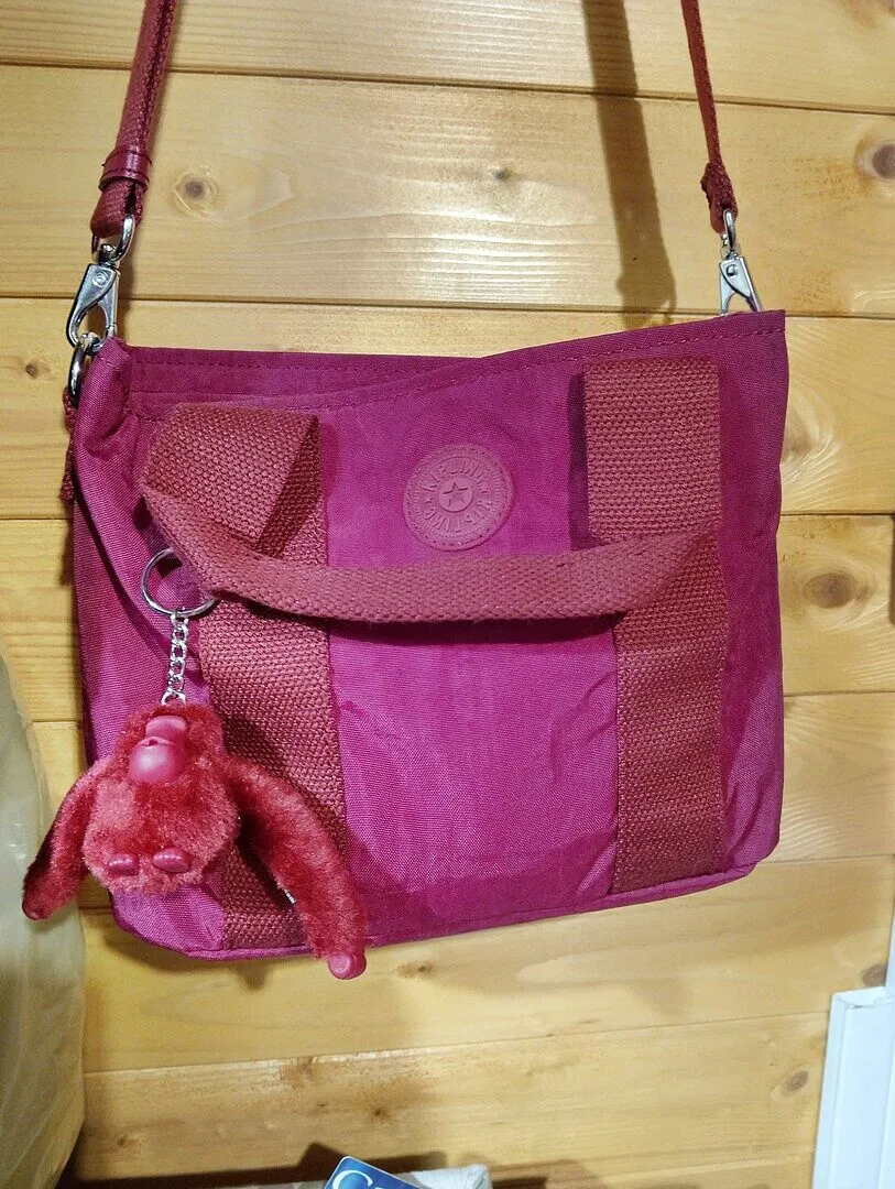 Kipling Minta schoudertas Ruby Red klein 5 liter